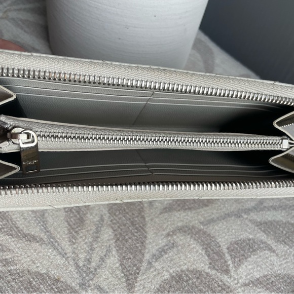 Yves Saint Laurent Quilted Silver Wallet - Picture 3 of 9